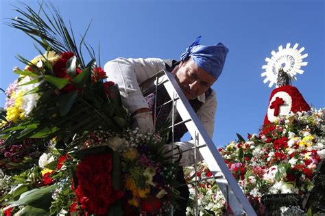 La Virgen Del Pilar Luce Su Manto De Flores En Una Emotiva Ofrenda