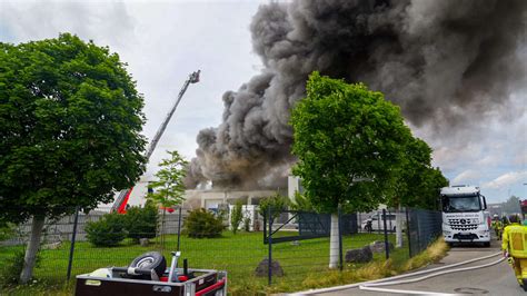 Nach Lagerhallen Brand In Walddorfh Slach Zwei Verletzte Und Schaden