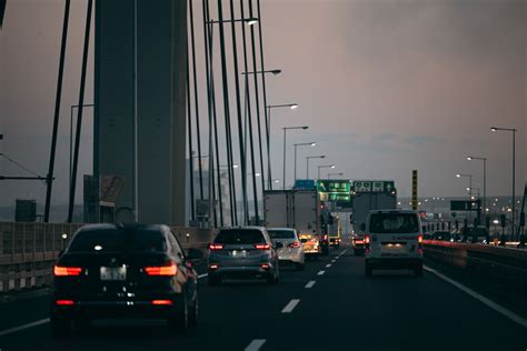 高速道路を走る車の後ろ姿の写真素材 ぱくたそ