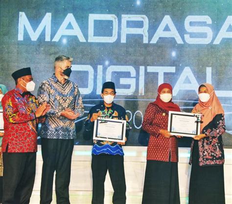 Gubernur Khofifah Anugerah Inovasi Madrasah Digital Percepat