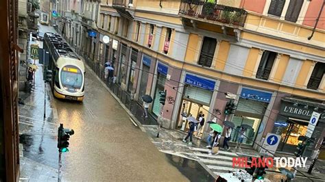 Maltempo A Milano Strade Allagate E Mezzi Atm Deviati La Diretta