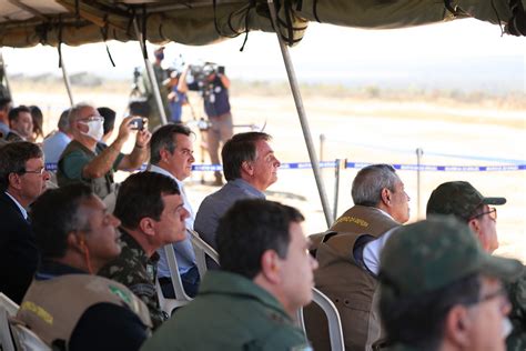 Bolsonaro acompanha exercício militar que promoveu desfile Nexo Jornal