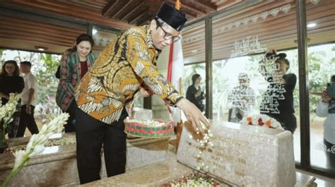 Disebut Reinkarnasi Bung Hatta Ini Momen Mahfud Md Ziarah Ke Makam