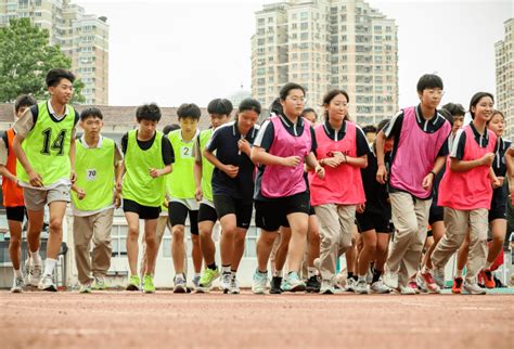 学生pk老师，这所学校师生同台竞技比赛活动考试