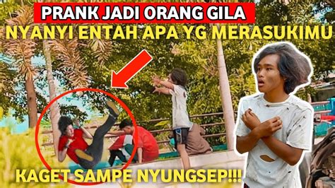 Prank Jadi Orang Gila Nyanyi Entah Apa Yang Merasuki Mu Sampe Lari