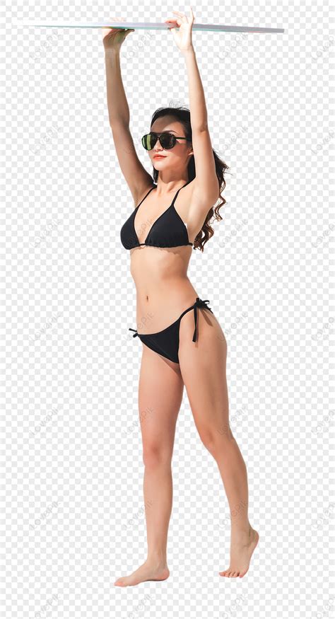 Hermosa Mujer En Bikini Negro Sosteniendo Una Tabla De Surf PNG