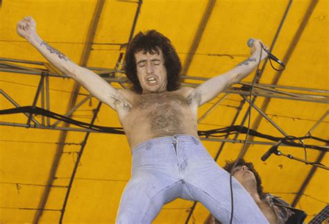 Bon Scott So Tragisch Starb Der S Nger Von Ac Dc