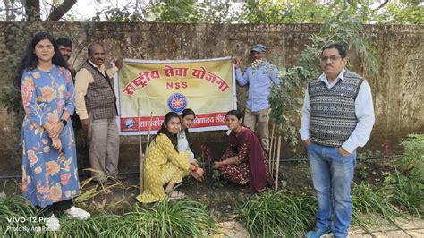 कलेक्ट्रेट परिसर में छात्राओं ने पौधारोपण कर पर्यावरण संरक्षण का दिया