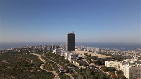 Vídeo de arquivo Premium Voo drone de um edifício alto na periferia