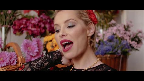 España Soraya Arnelas publica el videoclip de Yo Brindo su último