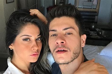 Notícias TRETA CONTINUA Mayra Cardi é proibida de falar nome de ex