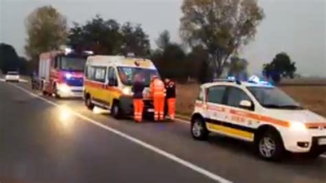 Incidente Sulla Statale 11 A Cigliano Tir Ribaltato Nel Campo A Bordo