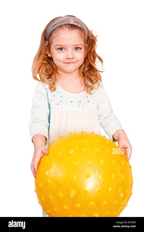 Petite Fille Et Grand Ballon Jaune Sur Fond Blanc Photo Stock Alamy