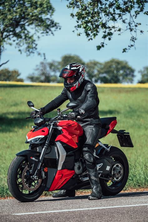 Ducati Streetfighter V Im Power Naked Bike Vergleich