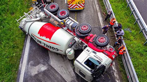 B10 Betonmischer Umgekippt Komplizierte Bergung LKW Liegt