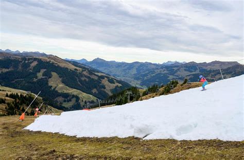 So kümmerlich sieht Piste in Kitzbühel aus