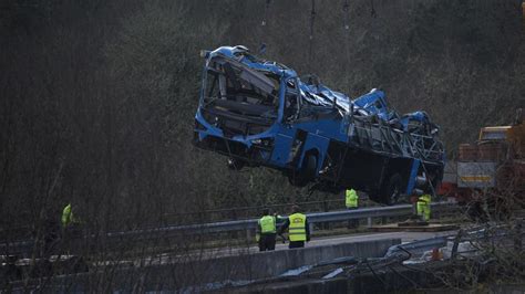 Logran Sacar El Autob S De Pasajeros Accidentado Del Cauce Del R O