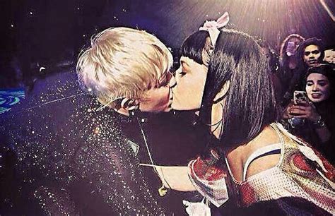 Miley Cyrus Kisses Katy Perry During Bangerz Concert (PHOTOS - VIDEO)