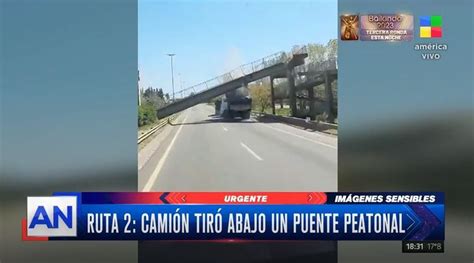 Ruta 2 un camión chocó y tiró abajo un puente peatonal