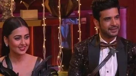 Bigg Boss 15 Finale Karan Kundrra Plants A Kiss On Tejasswi Prakashs