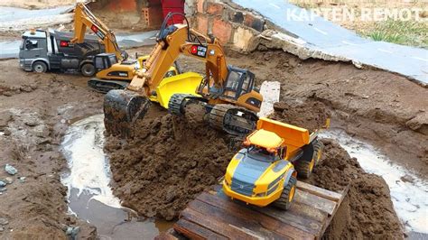 Rc Excavator Rc Muat Pasir Basah Di Danau Truk Oleng Muat Pasir