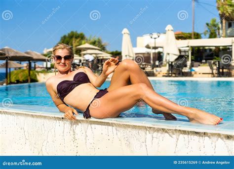 Mujer Sexy En Bikini Posando En La Piscina Balneario De Lujo Imagen