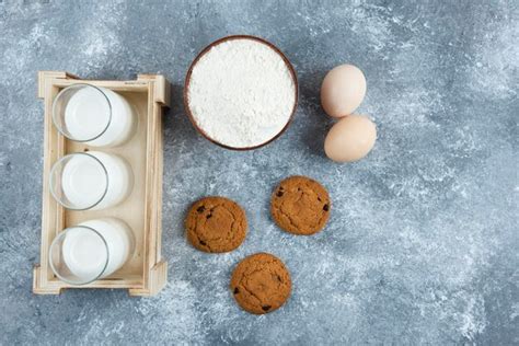 Trois Verres De Lait Avec De La Farine Et Des œufs Sur Une Table Grise