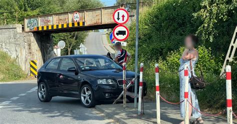 47 latka zignorowała znak stop auto uderzyło w barierki Limanowa in