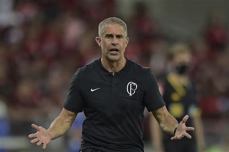 Ex Corinthians Sylvinho é anunciado como novo técnico da Albânia