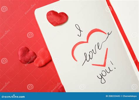 Cuaderno Con Texto Te Quiero Y Corazones Sobre Fondo Rojo Plano Lay