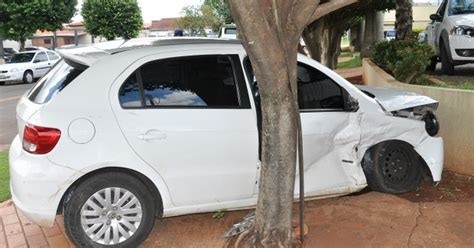 G1 Carro atinge mureta após bater em veículo em Campo Grande