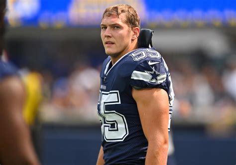 Cowboys LB Vander Esch leaves game with neck injury