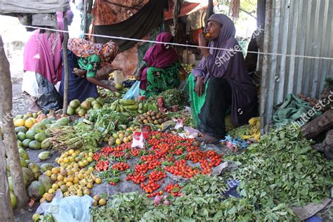 Somali Woman Sells Fruits Vegetables Afgoye Editorial Stock Photo