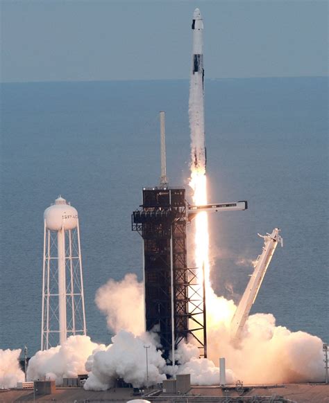 Astronauti Sauditi Uomo E Donna Partiti Verso La Stazione Spaziale