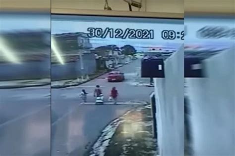 Vídeo Mostra Ladrão Roubando Bicicleta De Criança De 8 Anos