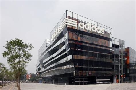 Adidas Nike y Puma pierden 50 000 millones de dólares de valor