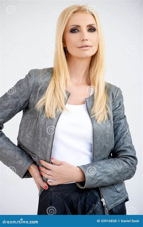 Stilvolle Blonde Frau In Einer Lederjacke Stockfoto Bild Von Recht Haar 33916838