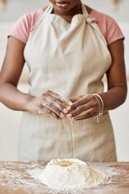 Mulher Negra Assando Na Cozinha E Vestindo Avental E Fazendo Massa