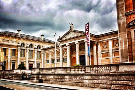 Top 10 Curiosities to see in the Ashmolean Museum