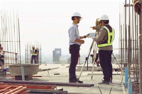 Engenheiros E Funcion Rios Est O Inspecionando Os Edif Cios Usando O