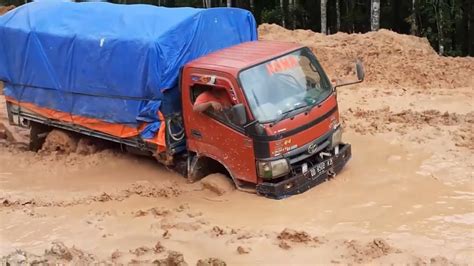 Truk 4x4 Toyota Dyna Dan Mitsubishi Canter Di Kubangan Lumpur Truck