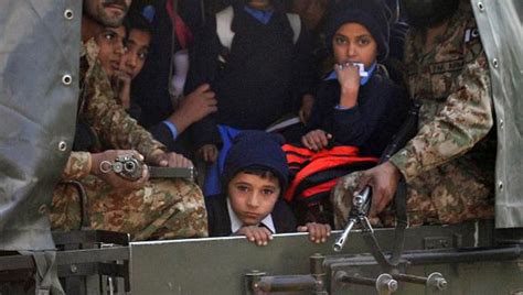 Pakistan Les Talibans Attaquent Une école Et Massacrent 141 Personnes