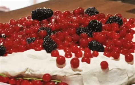 Leckere Torte Mit Beeren Und Baiser