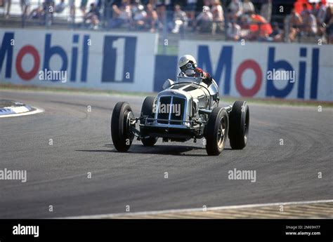 ÉPOCA vintage en las carreras de coches clásicos del Festival Histórico