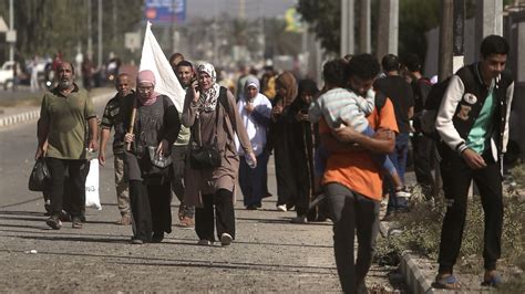 Gazans Wave White Flags And Hold Up Id Papers As They Flee South Cnn