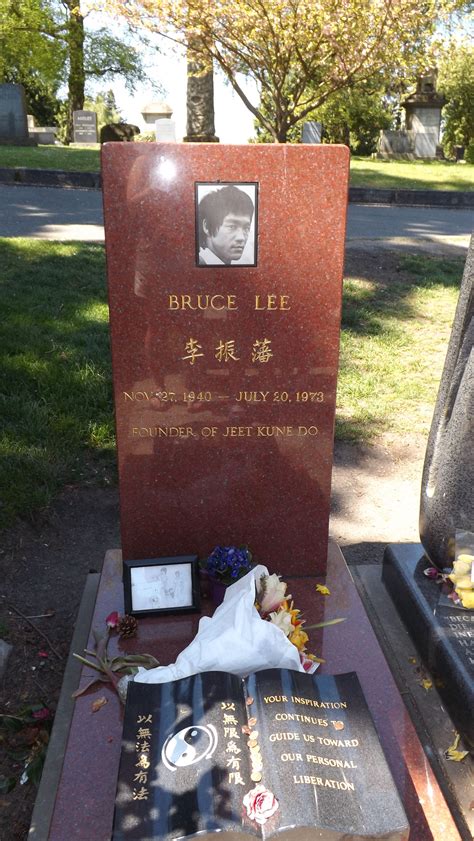 Visiting the Bruce Lee grave reveals unexpected details about his life 23