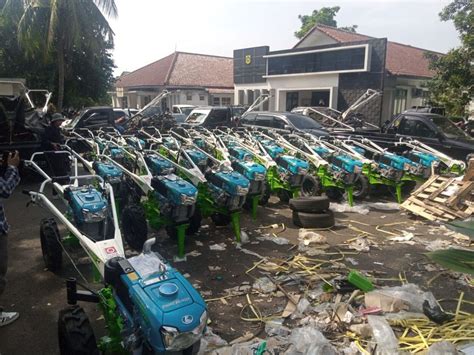 Miris Traktor Bantuan Kementan Ditempeli Stiker Caleg Ravindra