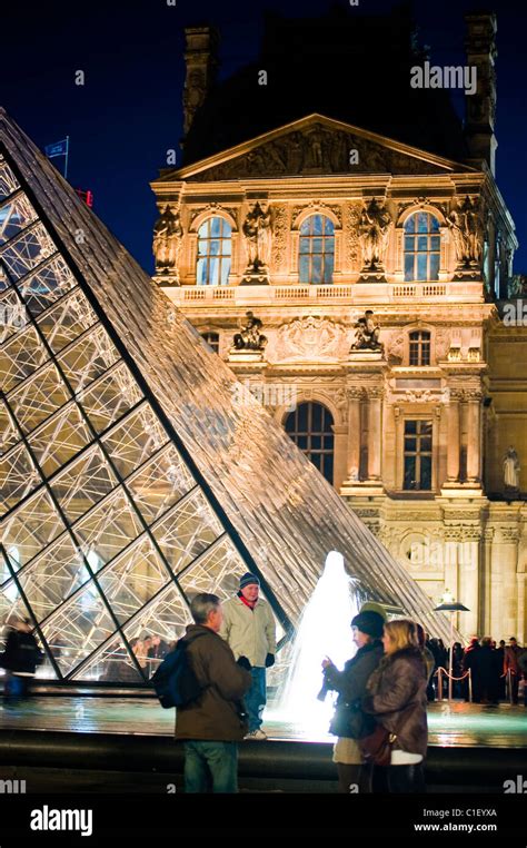 París Francia Pirámide del Museo del Louvre en el ala Denon