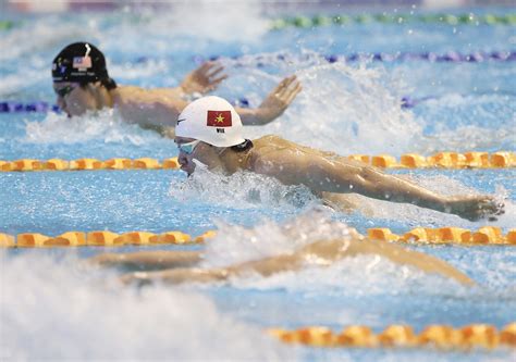 Hot boy tuyển bơi Việt Nam quên ăn mừng HCV SEA Games vì quá mệt gục đầu ngay khi về đích