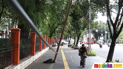 Foto Tiang Miring Bahayakan Pejalan Kaki Di Jalan Gedung Kesenian